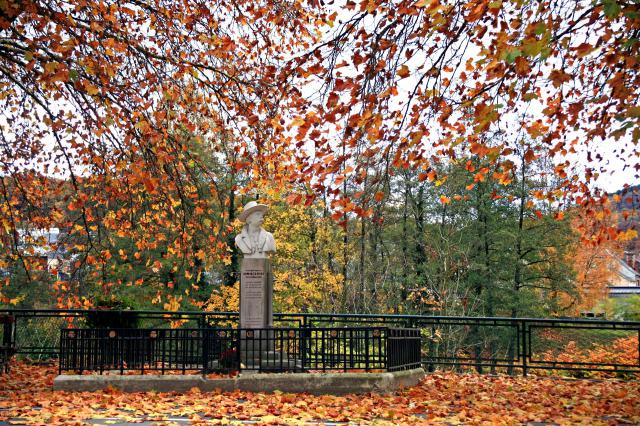 Buste de Jean Baptiste Clément à l'entrée de Nouzonville
