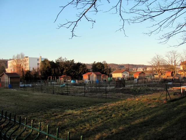 Jardins ouvriers à Saint-Maurice-de-Beynost, implantés sur l'emplacement de l'ancien terrain du club de football Olympique Saint-Maurice…