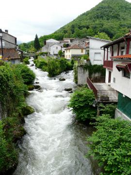 L'Ourse de Sost (à gauche) conflue avec l'Ourse de Ferrère pour former l'Ourse, Mauléon-Barousse, Hautes-Pyrénées, France.