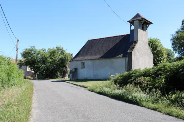 Commune de PINTAC (Hautes-Pyrénées) : Eglise et entrée du village, en venant de OROIX