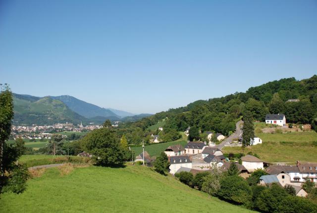 Vue du village de Bourréac depuis la hauteur de Puyolle en allant vers le hameau de Recahorts. La ville de Lourdes est dans le fond, avec…