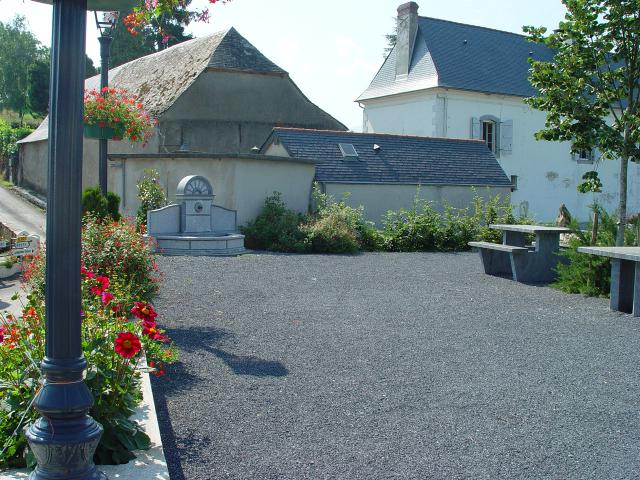 Place de la fontaine ou place de Candaouan à Bourréac. Place fleurie créée en 2005