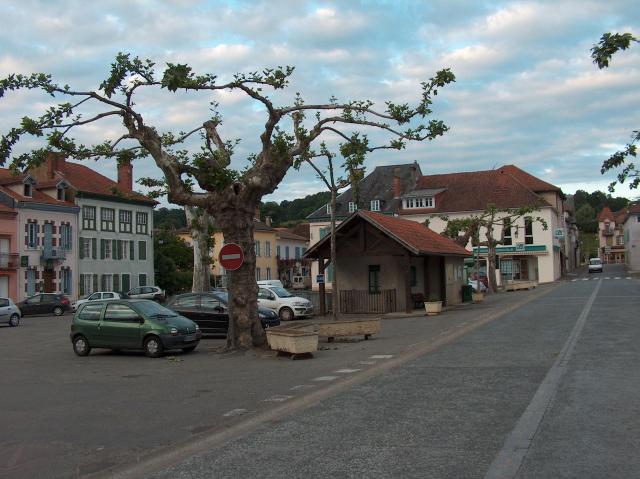 Le côté nord de la place d'Astarac, à Tournay (65190 France). Vu depuis la route qui traverse le village.