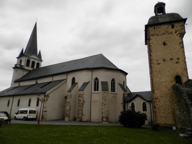 La vieille tour de Pontacq et l'église Saint-Laurent