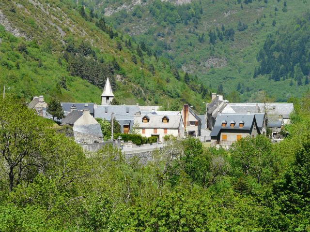 Le village d'Aragnouet vu du sud-ouest, Hautes-Pyrénées, France.