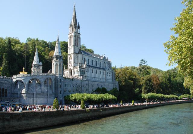 Basilique Notre Dame du Rosaire et Basilique de l'Immaculée Conception au dessus de la Grotte des Apparitions, et Gave de Pau, à Lourdes