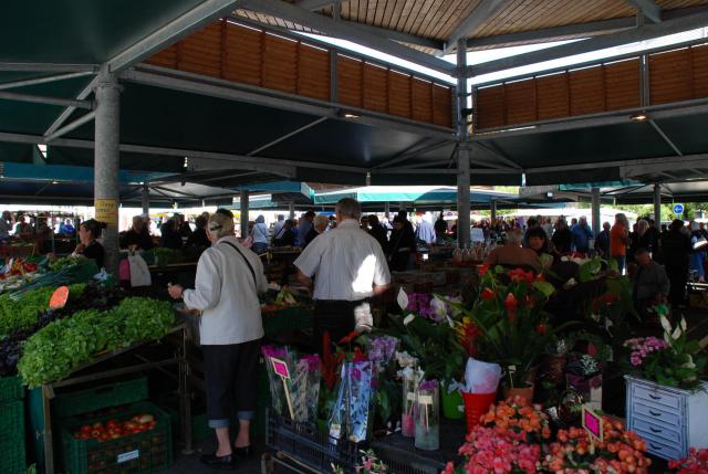 Le marché couvert dit marché des producteurs, à Lourdes, Hautes Pyrénées.