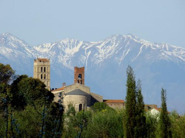 Massif du Canigou et cathédrale d'Elne