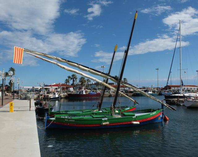 Barque ancienne "Le Bel Ange" (1898) au port de Saint-Cyprien Plage, France.