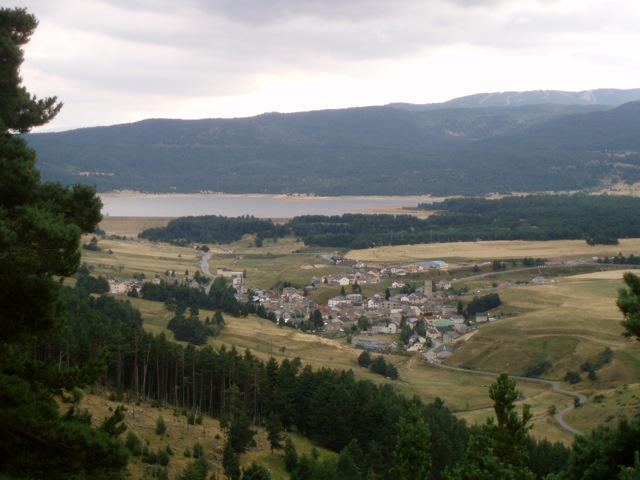 Vue sur Matemale (avec le lac au fond)