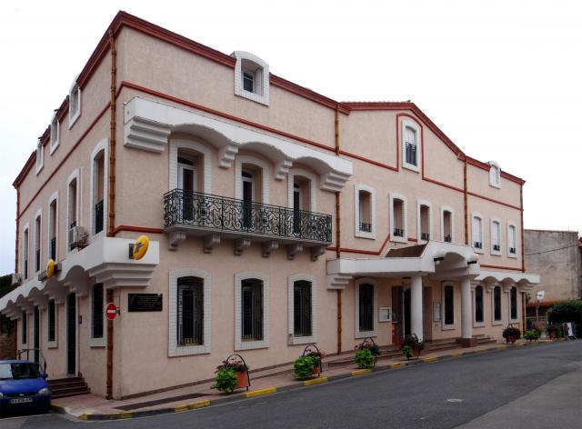 Hôtel de ville et bureau de poste, Claira, Pyrénées-Orientales, France.