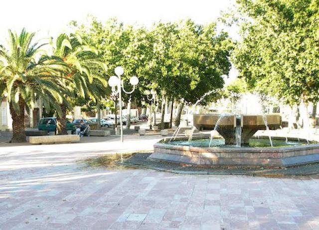 fontaine à coté de la mairie de Rivesaltes 08-2006