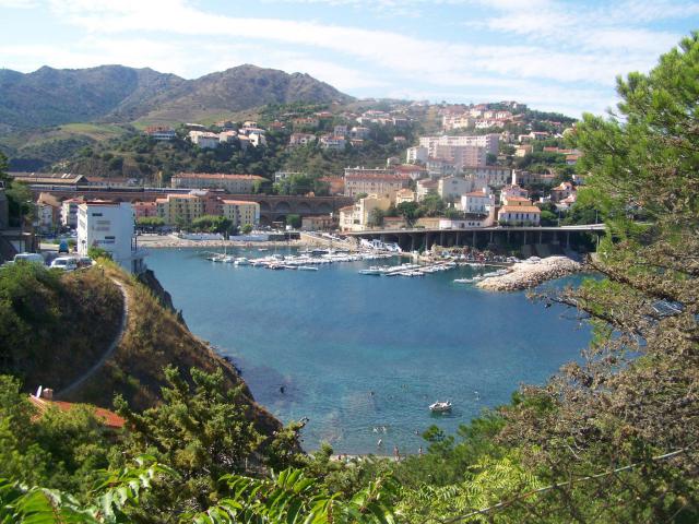 Vue sur la ville et plage de Cerbère dans les Pyrénées-Orientales.