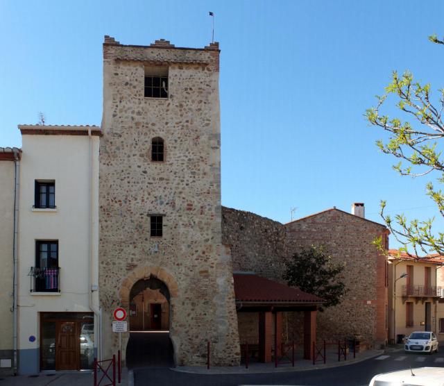 Porte fortifiée du vieux centre du village