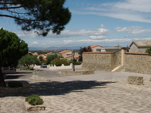 Avenue Lucien Galy à côté de l'église Saint-Saturnin (12ème siècle), Montesquieu des Albères (Pyrénées-Orientales, Languedoc-Roussillon…
