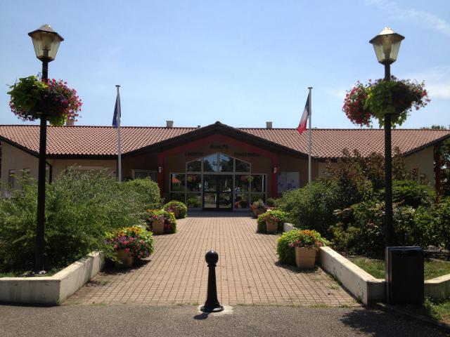 La mairie de Béligneux située dans le hameau de La Valbonne ; la précédente mairie était dans le village-même de Béligneux.