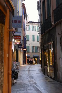 Une rue de Perpignan (Pyrénées-Orientales, France).