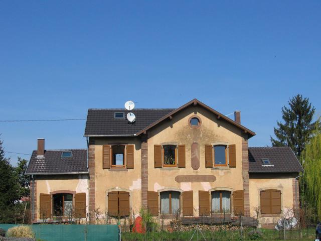ancienne gare de Wasselonne (Bas-Rhin) sur la ligne Molsheim-Saverne. Noter les deux cartouches sur la façade.