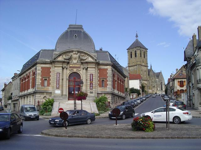 En avant la Bibliothèque et en arrière plan l' église saint-Nicolas, Rethel, Ardennes , France