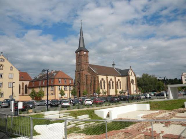 Niederbreonn les Bains, église St Martin, rue soeur Eppinger,... à l'avant fouilles romaines attestant du passé thermal