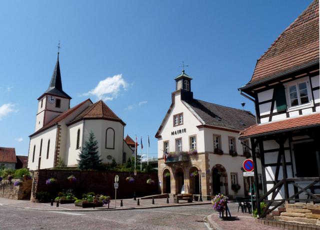L'église luthérienne d'Oberbetschdorf et la mairie de Betschdorf (Bas-Rhin)