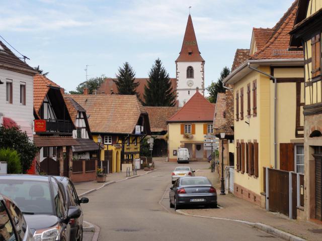 Alsace, Bas-Rhin, Vendenheim, Rue du Temple vers l'ancienne mairie et l'église protestante.