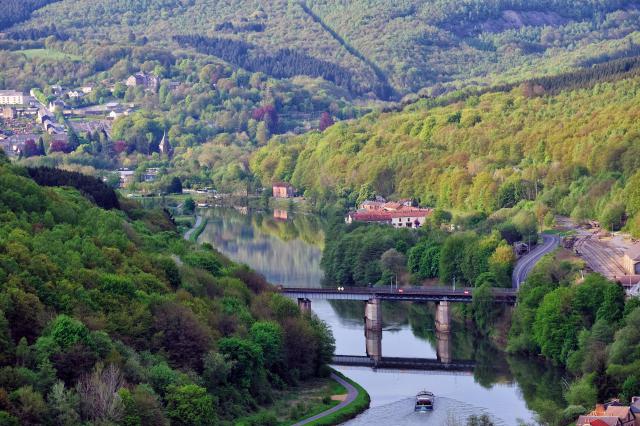 Vallée de la Meuse, vers Monthermé - du point de vue de l'Hermitage, à Château-Regnault (commune de Bogny-sur-Meuse, Ardennes, France)