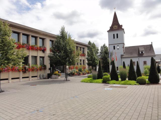 Alsace, Bas-Rhin, Hoenheim, Hôtel de Ville et Chapelle Saint-Jean (XIIIe?), rue de la République.