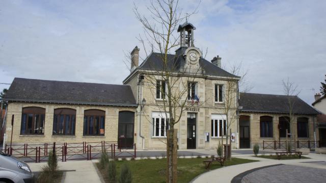 La mairie vue depuis la place .