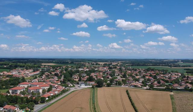 Vue de Mionnay et champs en 2018.