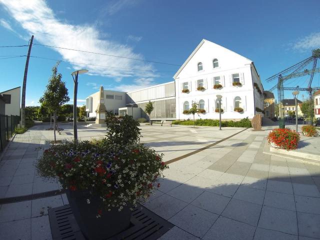 Place des Malgré Nous et Mairie de Wittenheim Photo offerte par Wittenheim.net dont Webcreators est l'éditeur à la communauté Wikipedia