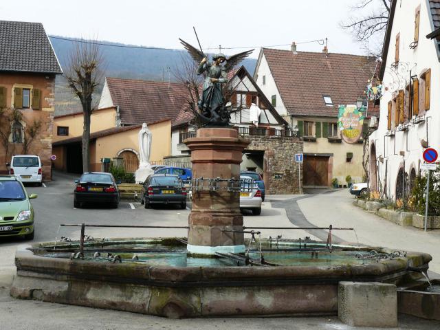 Fontaine octogonale avec statue de Michel Ange terrassant le dragon