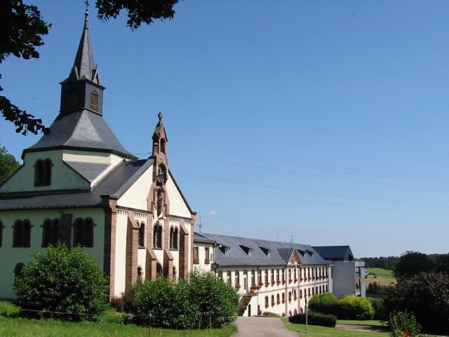 Maison de retraite et église bâtis sur les ruines de l'abbaye de Pairis à Orbey