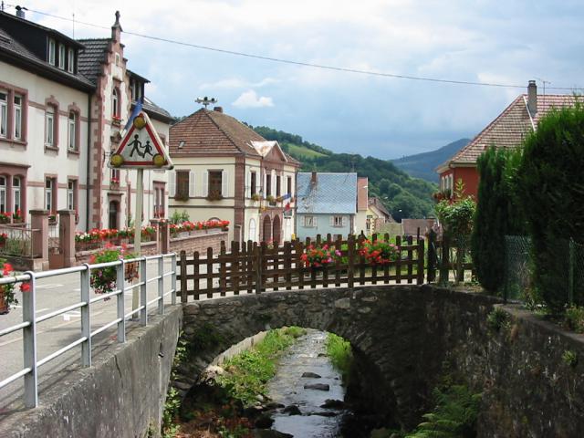 Fréland (Haut-Rhin). L'Ur et ses petits ponts près de la mairie.