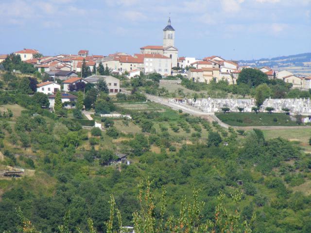 Le bourg de Génilac dominant la vallée de la Durèze