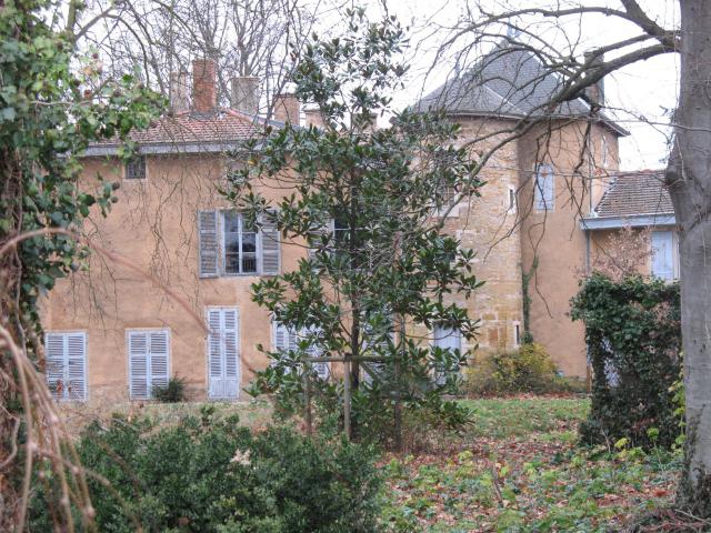 Château de Noailleux à Cailloux-sur-Fontaines dans le Rhône, vue prise en fouinant à travers la clôture