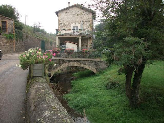 ruisseau rue des grands ponts st clement de valsonne