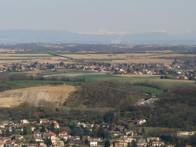 Le plateau de la Dombes vu depuis le crêt d'Albigny. Au premier plan, Fleurieu ; sur la plateau à gauche un TGV sur la ligne à grande…