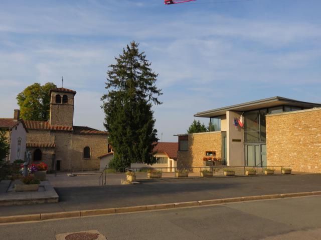 Mairie, église Saint-Barthélémy et place des Marcilly en France à Marcilly-d'Azergues (Rhône, France).