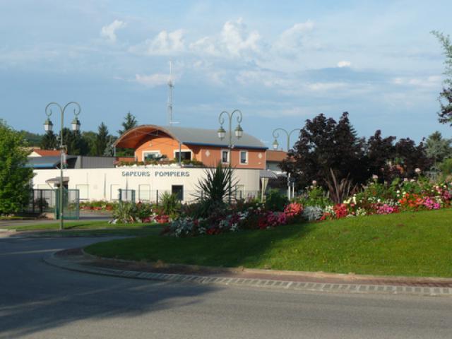 Caserne pompiers et rond point fleuri