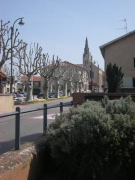 Marennes la rue principale et l'église Saint Julien