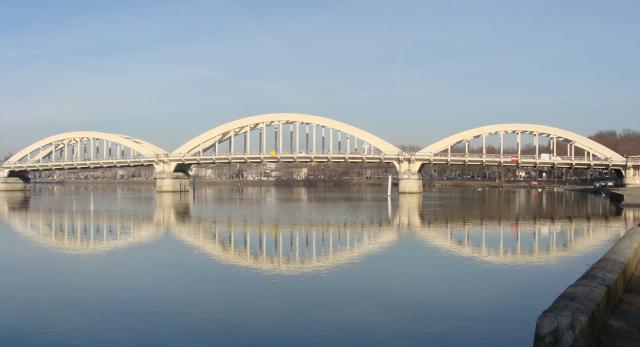 Le pont de Neuville-sur-Saône vu du sud