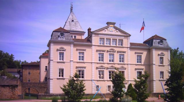La mairie, ancien château d'Ombreval (façade ouest)