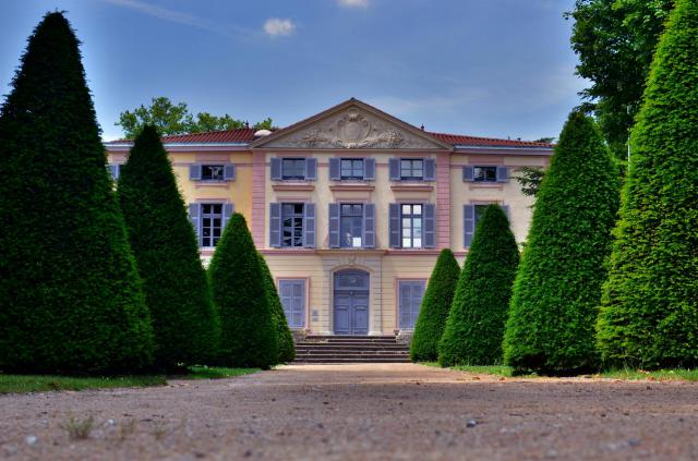 Façade arrière de l'Hotel de Ville de Grigny. Ancien château de Jeanne du Clapier, XVIIème siècle. Crédit: G.MOULINphotographies©