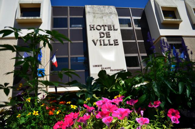 Façade avant de l'Hotel de Ville de Grigny (Rhône) Crédit: G.MOULINphotographies©