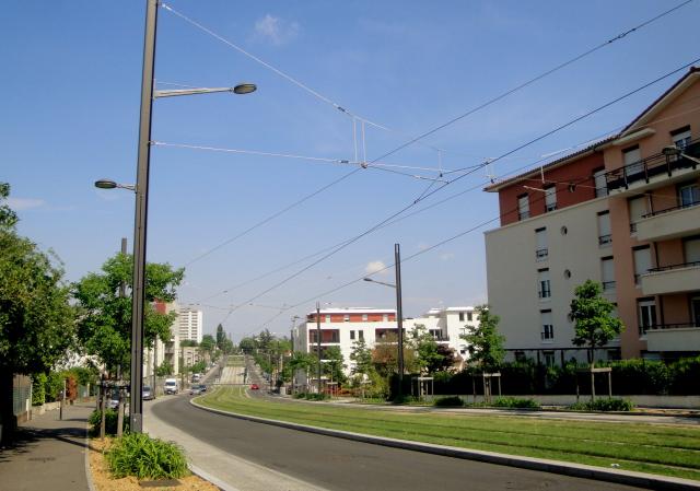 Avenues d'Oschatz et Marcel Houël reliant le Bourg et le plateau des Minguettes.