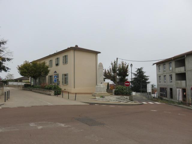 Le croisement entre les rues de Verdun et des Monts, avec au centre le monument aux morts et à gauche la mairie, à Sainte-Consorce (Rhône…