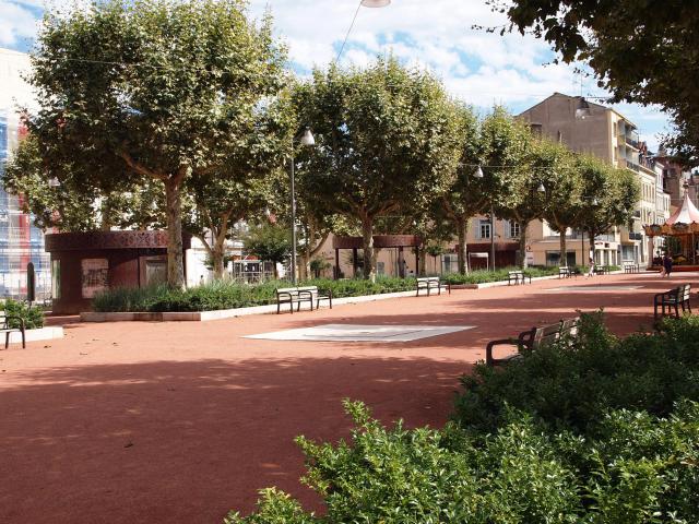 La place des arts à Villefranche-sur-Saône.