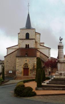 Vue de l'église Saint-Jean-Baptiste et du monument aux morts, sur la place centrale du village.