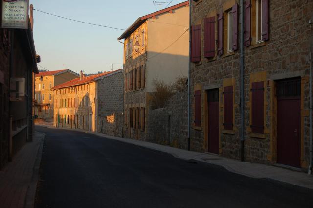 Vue de la rue principale de Montrottier